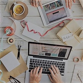 Photo d'un bureau de travail avec décorations de mariage en désordre